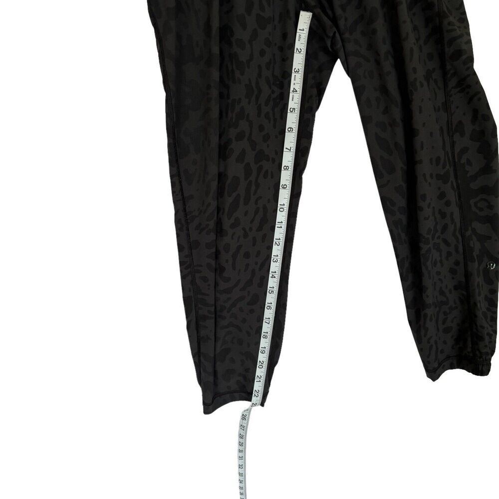 Lululemon women's drawstring cropped jogger style animal print pants size 4 - Picture 3 of 6